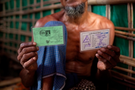 한 로힝자 난민이 82년 시민권법 이전에 발급받았던 국민등록카드 (NRC), 소위 ‘구 그린카드’ (현재 ‘귀화시민’에게도 그린카드가 발급된다)  와 로힝자에게 발급된 화이트 카드 모두를 보관하고 있다. 전자는 로힝자들이 과거 시민이었음을 입증하고, 후자는 선거때 ‘여당찍기’ 동원용이나 이동허가를 신청할때 쓰인다. (© Lee Yu Kyung) 