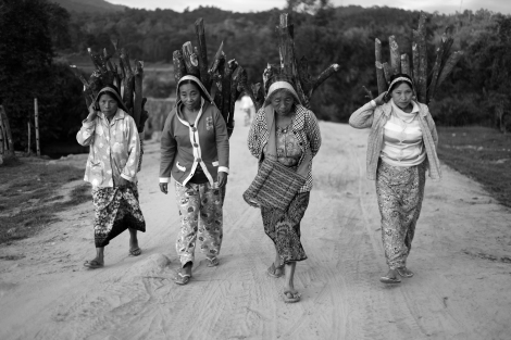 Villagers in 'Gong-Yu-Yang' village in Kachin state. The  village had been intruded and occupied by government forces in December 2012. Villagers fled then to the jungle nearby. (© Lee Yu Kyung) 