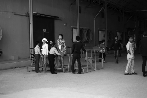 프놈펜 남서쪽 카나디아 공단내 한 공장. 경비원들이 퇴근하는 노동자들의 몸수색을 하고 있다. (Photo © Lee Yu Kyung 2013)