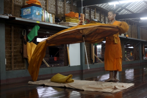 담마까야 사원에서 4년째 공부하고 있는 누비스 타나콘 마군따 (16)가 정글승려(forest monks)들이 사용하던 ‘끌롯’ (산속에서 쉽게 펴고 접을 수 있는 “텐트숙소”)을 시범으로 보이고 있다. 1970년 비구니와 그의 추종자들에 의해 창시된 담마까야 사원의 시작은 도심에서 멀지 않은 곳에 위치한 ‘정글사원’(forest temple)이었다. (© Lee Yu Kyung) 
